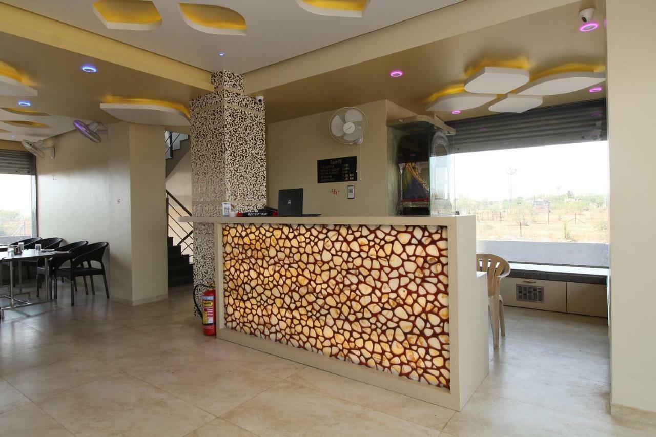 Oyo 37468 Nisha Lodging Hotel Solapur Exterior foto