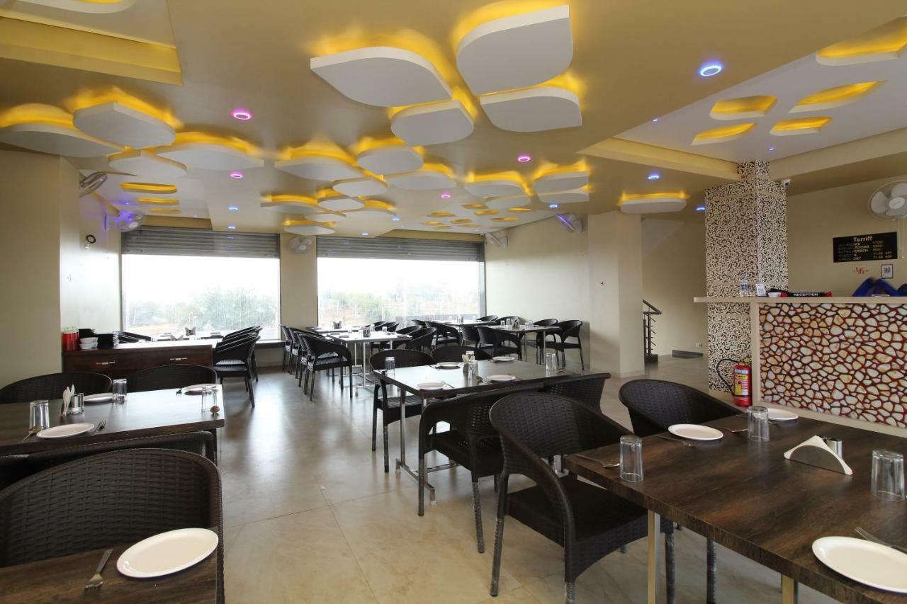 Oyo 37468 Nisha Lodging Hotel Solapur Exterior foto